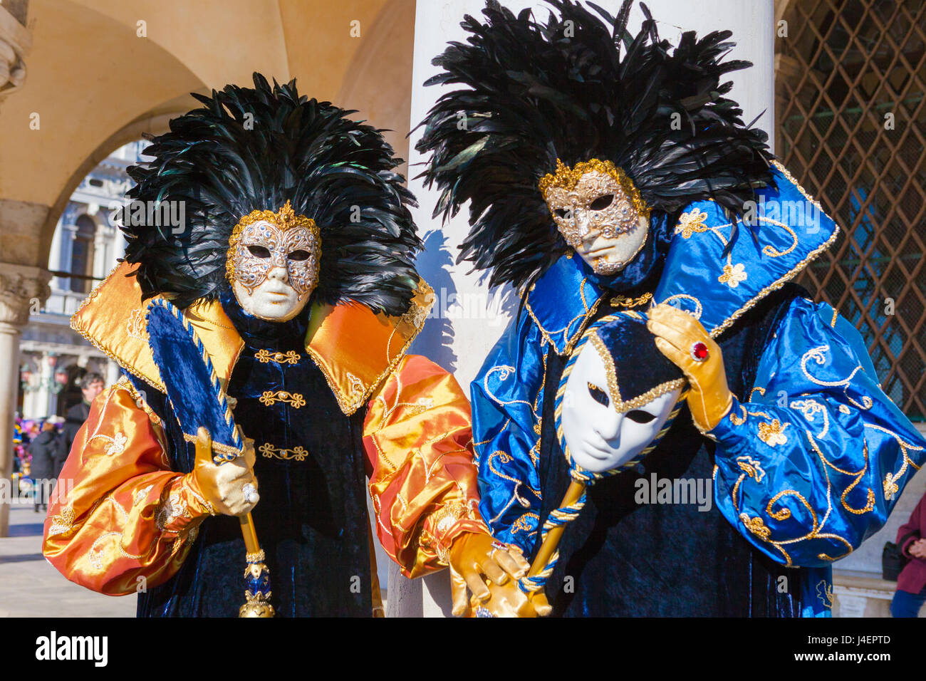 Bunte Masken und Kostüme für den Karneval von Venedig, berühmten Festivals weltweit, Venedig, Veneto, Italien, Europa Stockfoto