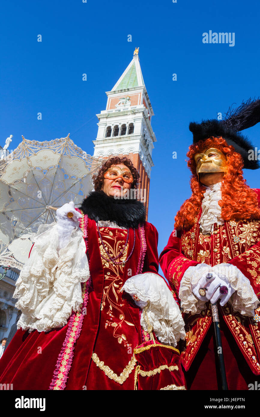 Bunte Masken und Kostüme für den Karneval von Venedig, berühmten Festivals weltweit, Venedig, Veneto, Italien, Europa Stockfoto