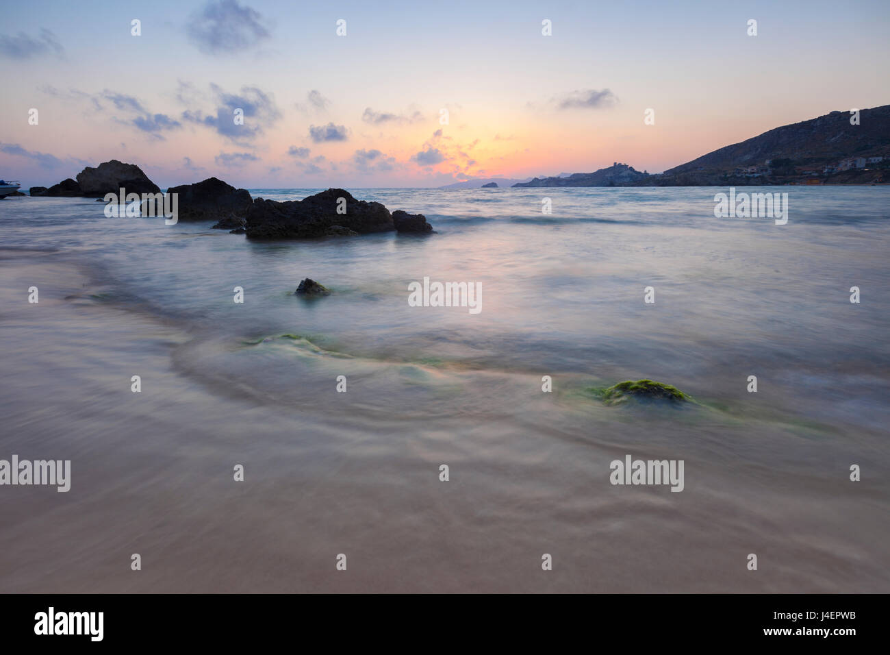 Das letzte Licht des Sonnenuntergangs spiegeln sich auf den Wellen des Meeres und Sandstrand, Licata, Provinz Agrigento, Sizilien, Italien Stockfoto