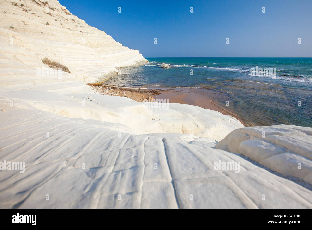 Kreidefelsen bekannt als Scala dei Turchi umrahmen das türkisfarbene Meer, Porto Empedocle, Provinz Agrigento, Italien Stockfoto