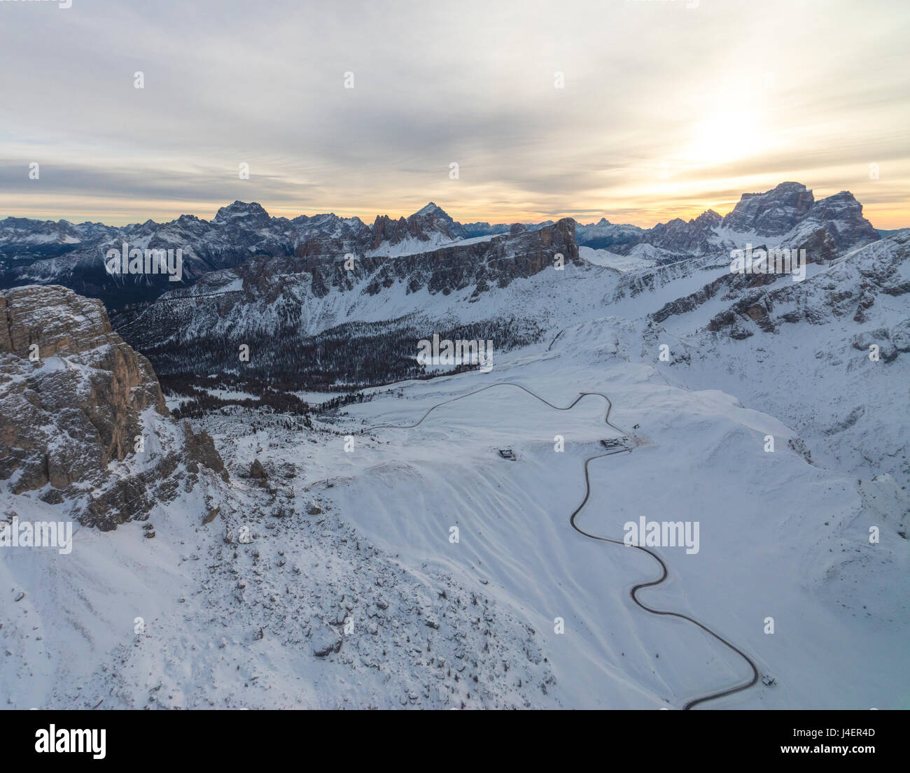 Luftaufnahme von den schneebedeckten Gipfeln der Giau Pass, Cortina d ' Ampezzo, Dolomiten, Provinz Belluno, Region Venetien, Italien, Europa Stockfoto