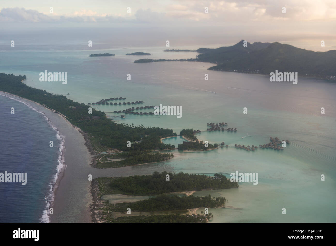 Luftaufnahmen von Bora Bora, Gesellschaftsinseln, Französisch-Polynesien, Pazifik Stockfoto