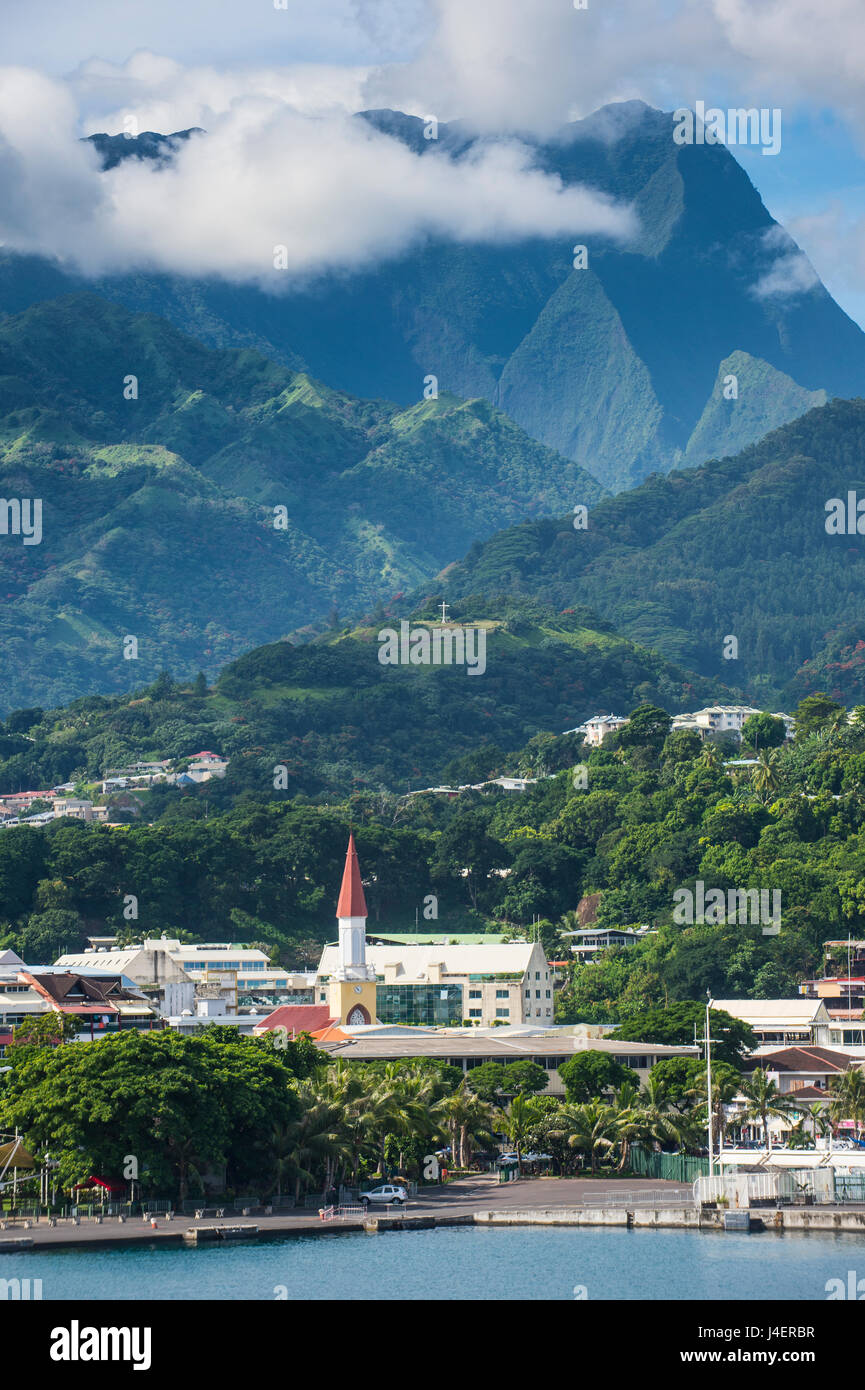 Imposante Berge, droht hinter Papeete, Tahiti, Gesellschaftsinseln, Französisch-Polynesien, Pazifik Stockfoto