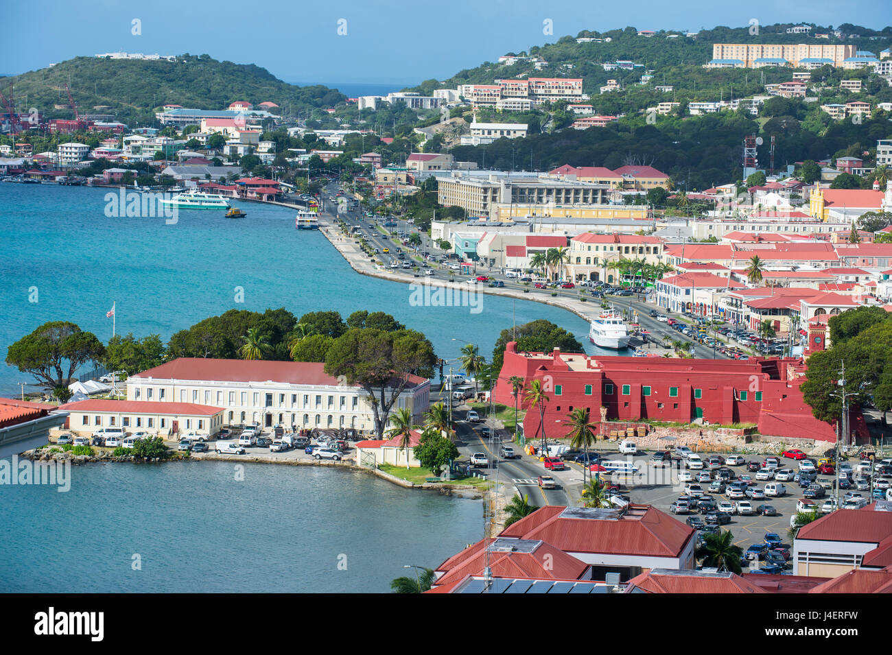 Blick über Charlotte Amalie, die Hauptstadt von St. Thomas, mit Fort Christian, US Virgin Islands, West Indies, Caribbean Stockfoto