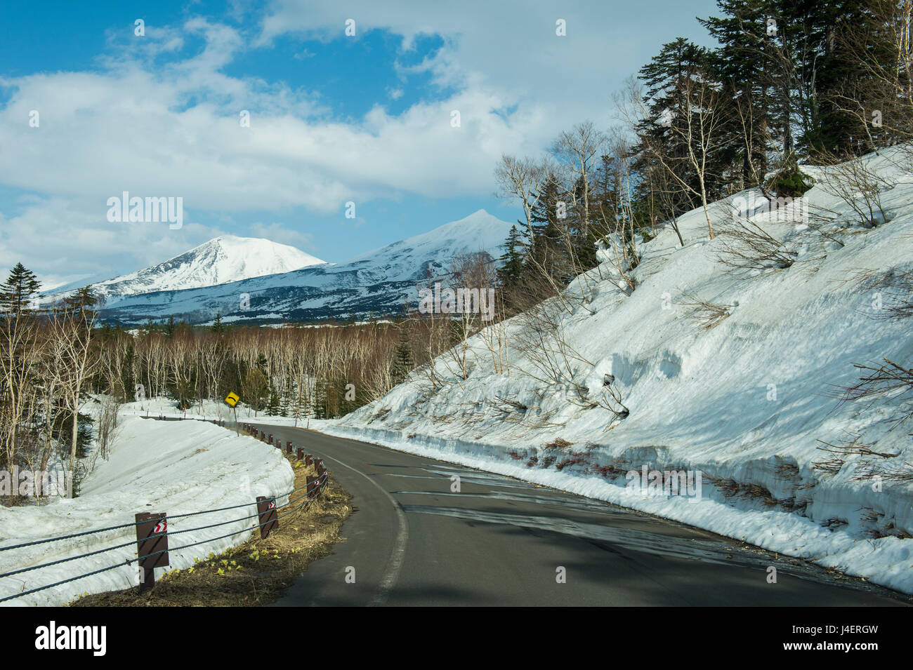 Weg durch den Schnee bedeckt Berge der Daisetsuzan-Nationalpark, UNESCO, Hokkaido, Japan Stockfoto