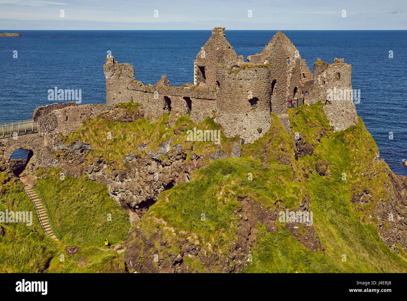Dunluce Castle in der Nähe von Portrush, County Antrim, Ulster, Nordirland, Vereinigtes Königreich, Europa Stockfoto