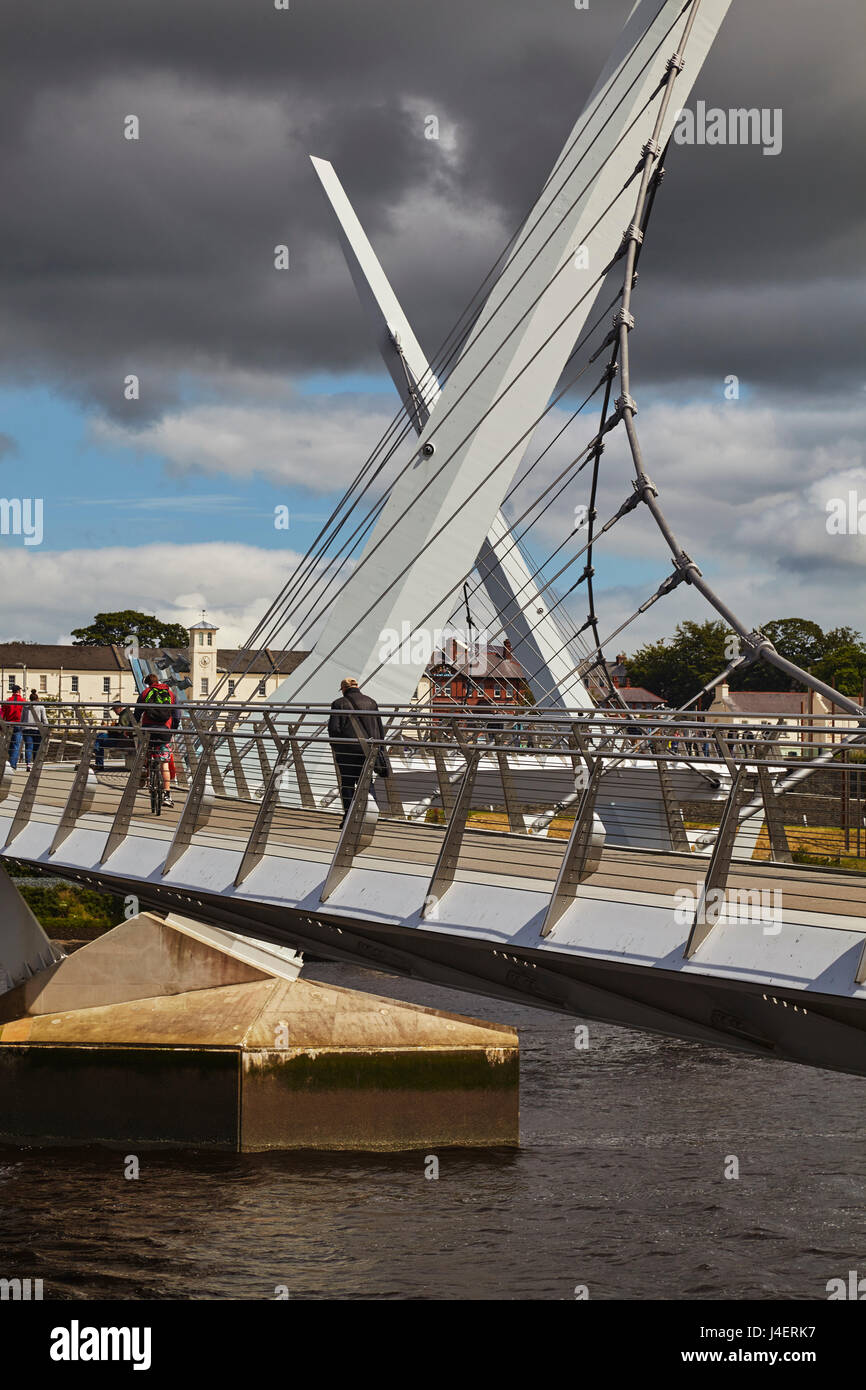 Friedens-Brücke über den Fluss Foyle, Derry (Londonderry), County Londonderry, Ulster, Nordirland, Vereinigtes Königreich, Europa Stockfoto