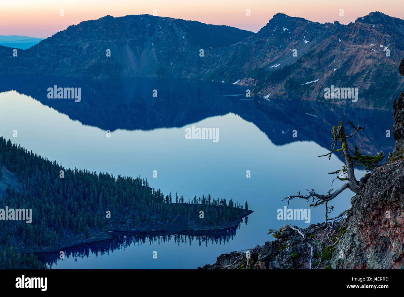 Wizard Island und den stillen Wassern der Kratersee im Morgengrauen, der tiefste See in den USA, Teil der Kaskadenkette, Oregon, USA Stockfoto
