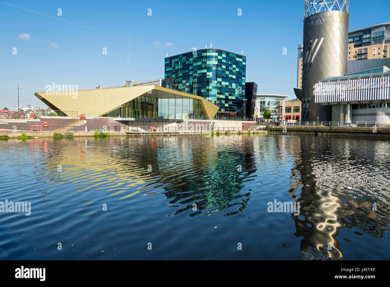 Der Alchemist-Restaurant und bar (Reid Architekten) kurz vor der Fertigstellung, Salford Quays, Manchester, UK.  Hinter ist die Digital World Center Gebäude. Stockfoto