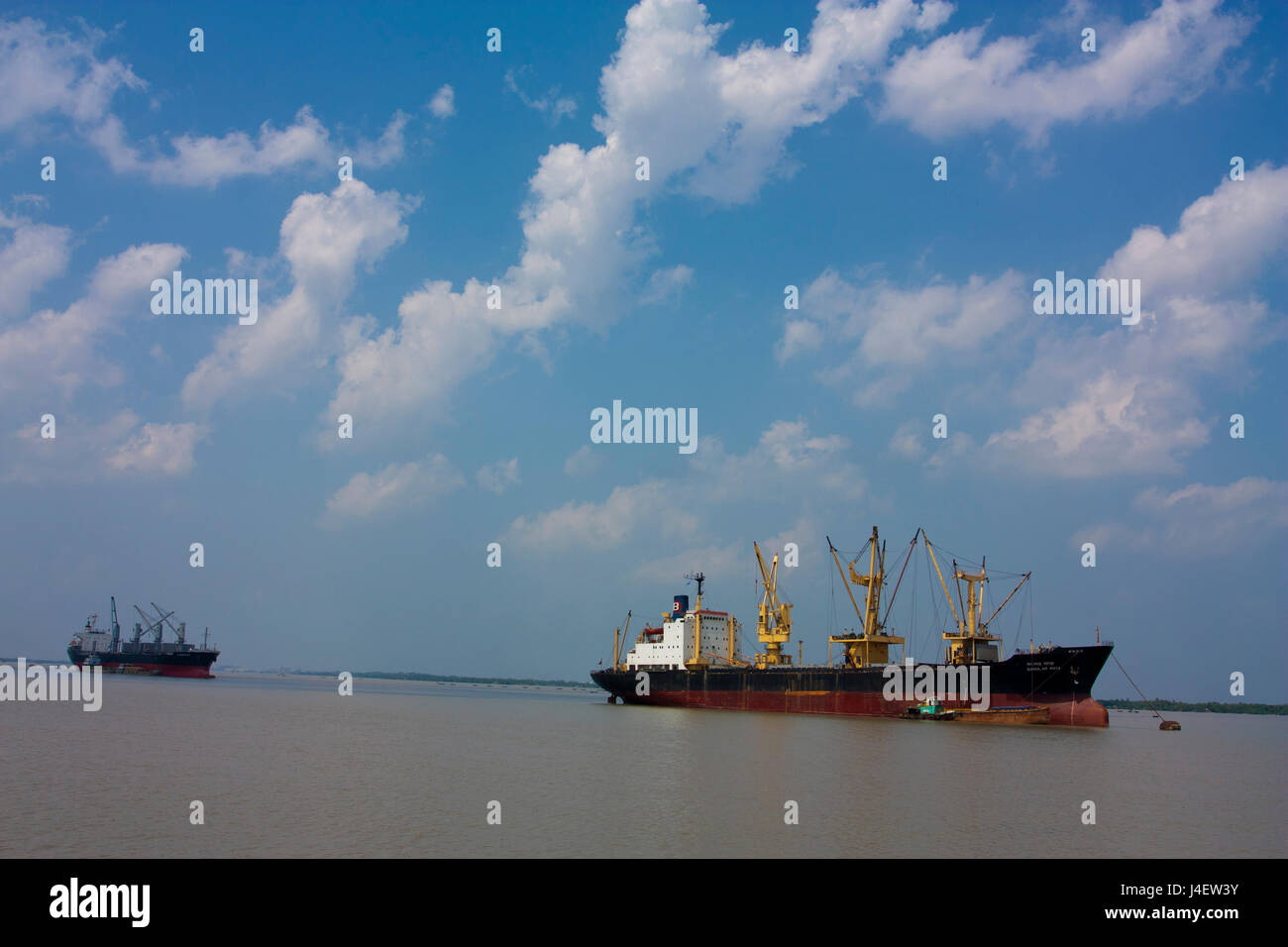 Ausländische Schiffe auf die äußere Verankerung der Mongla Port. Bagerhat, Bangladesch. Stockfoto