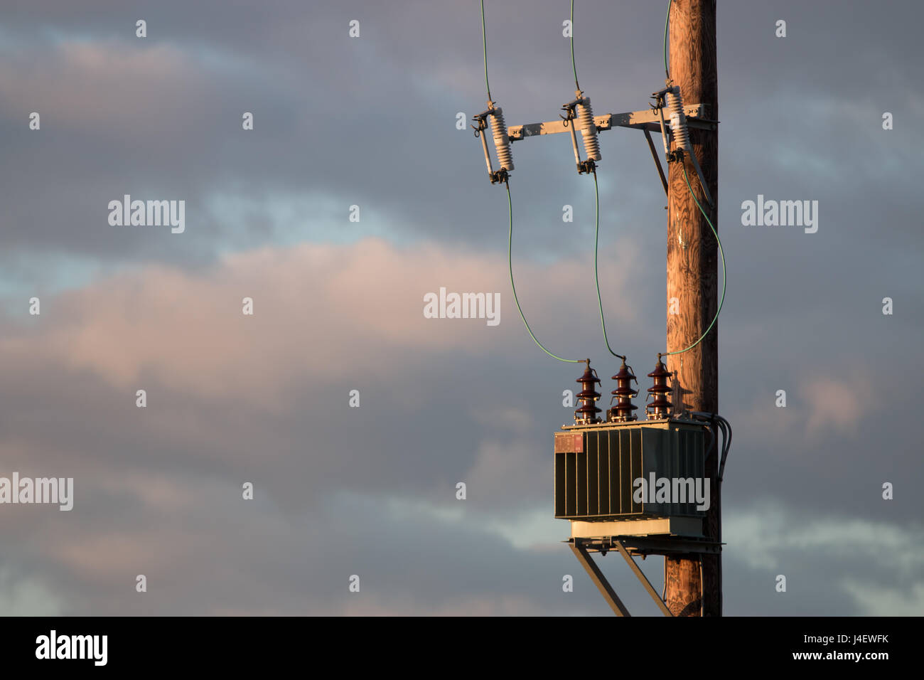 Einem elektrischen Transformator auf einem Strommast Linie Stockfoto