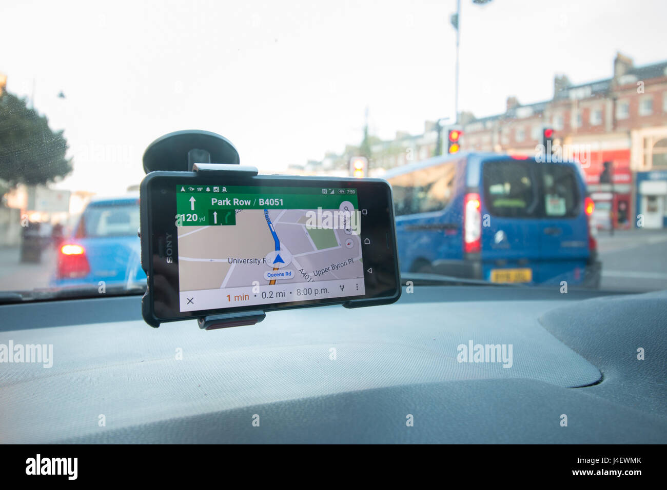Ein Android Smartphone als Navigationsgerät mit Google Maps verwendet Stockfoto