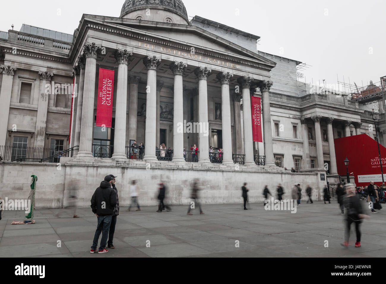 Eine lange Exposition von menschenmassen vorbei gehen. die National Gallery, der Trafalgar Square, London. Stockfoto