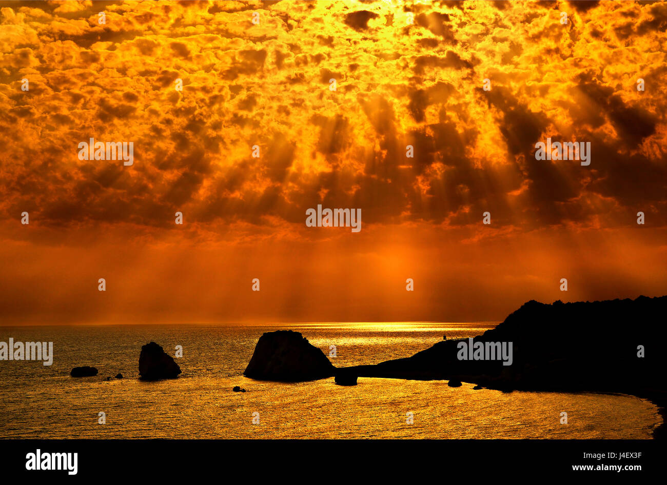 Sonnenuntergang am "Petra Tou Romiou" ("Griechisch Rock", auch bekannt als "Aphrodite Felsen" oder "Aphrodites Strand"), der "Geburtsort" der Aphrodite (Venus), Zypern. Stockfoto