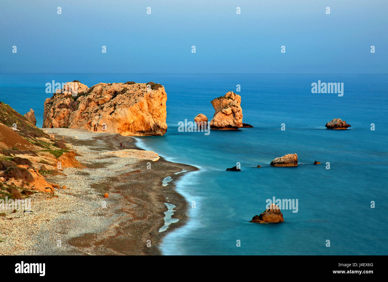 "Petra Tou Romiou" Strand ("Griechisch Rock", auch bekannt als "Aphrodite Felsen" oder "Aphrodites Strand"), der "Geburtsort" der Aphrodite (Venus), Zypern. Stockfoto "Petra Tou Romiou" Strand ("Griechisch Rock", auch bekannt als "Aphrodite Felsen" oder "Aphrodites Strand"), der "Geburtsort" der Aphrodite (Venus), Zypern. Stockfoto