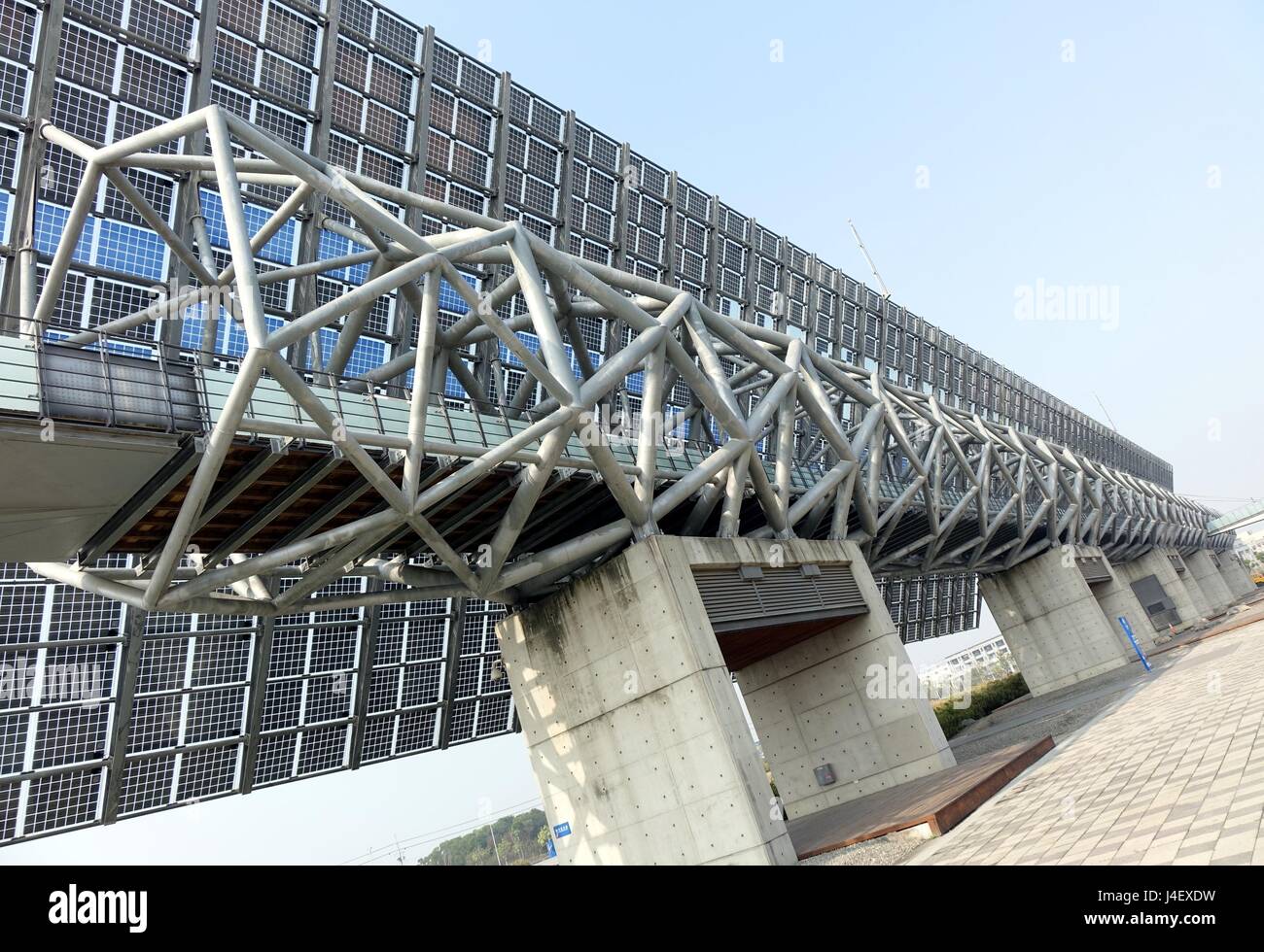 TAINAN, TAIWAN--4. März 2014: eine riesige Wand aus Sonnenkollektoren ist eine Besonderheit des National Museum of Taiwan History in Tainan Stadt, w Stockfoto