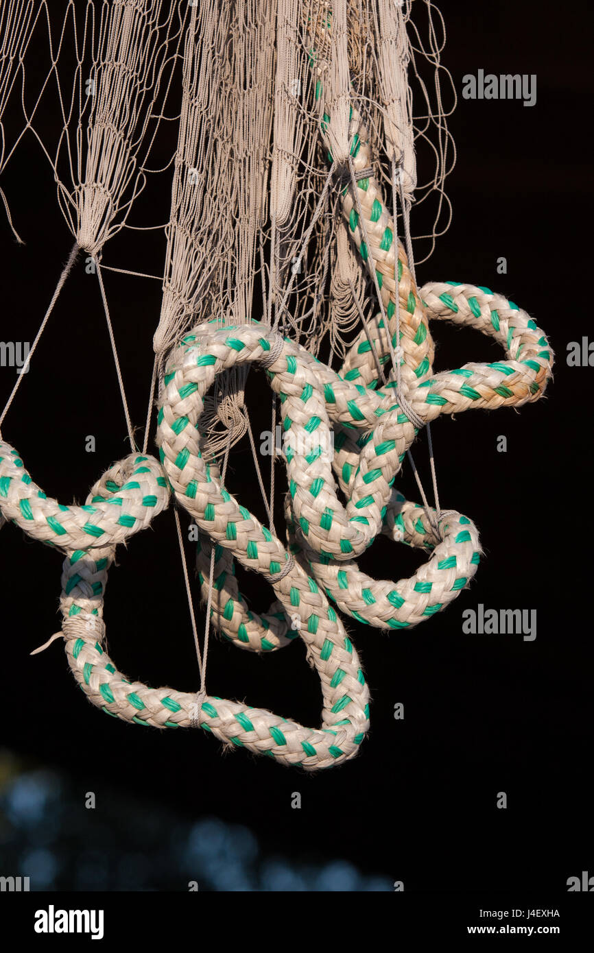 Fischernetze mit grünen und weißen Seil hängen zum Trocknen am Ende der Tage Stockfoto