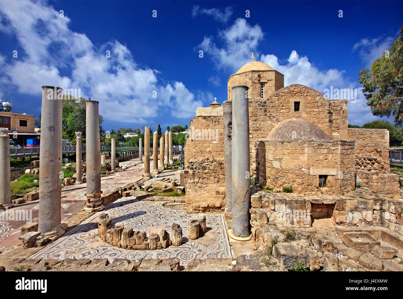 Die Kirche von Agia Kyriaki) umgeben von den Ruinen der frühen