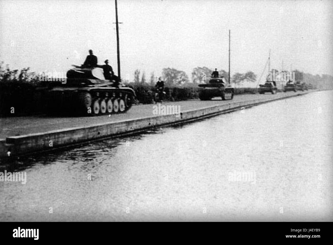 Dieses Bild vom Juni 1940 zeigt deutsche Panzer in Stompwijk, Niederlande, während des Zweiten Weltkriegs, was einen bedeutenden Moment in den frühen Stadien der deutschen Besetzung der Niederlande markiert. Stockfoto