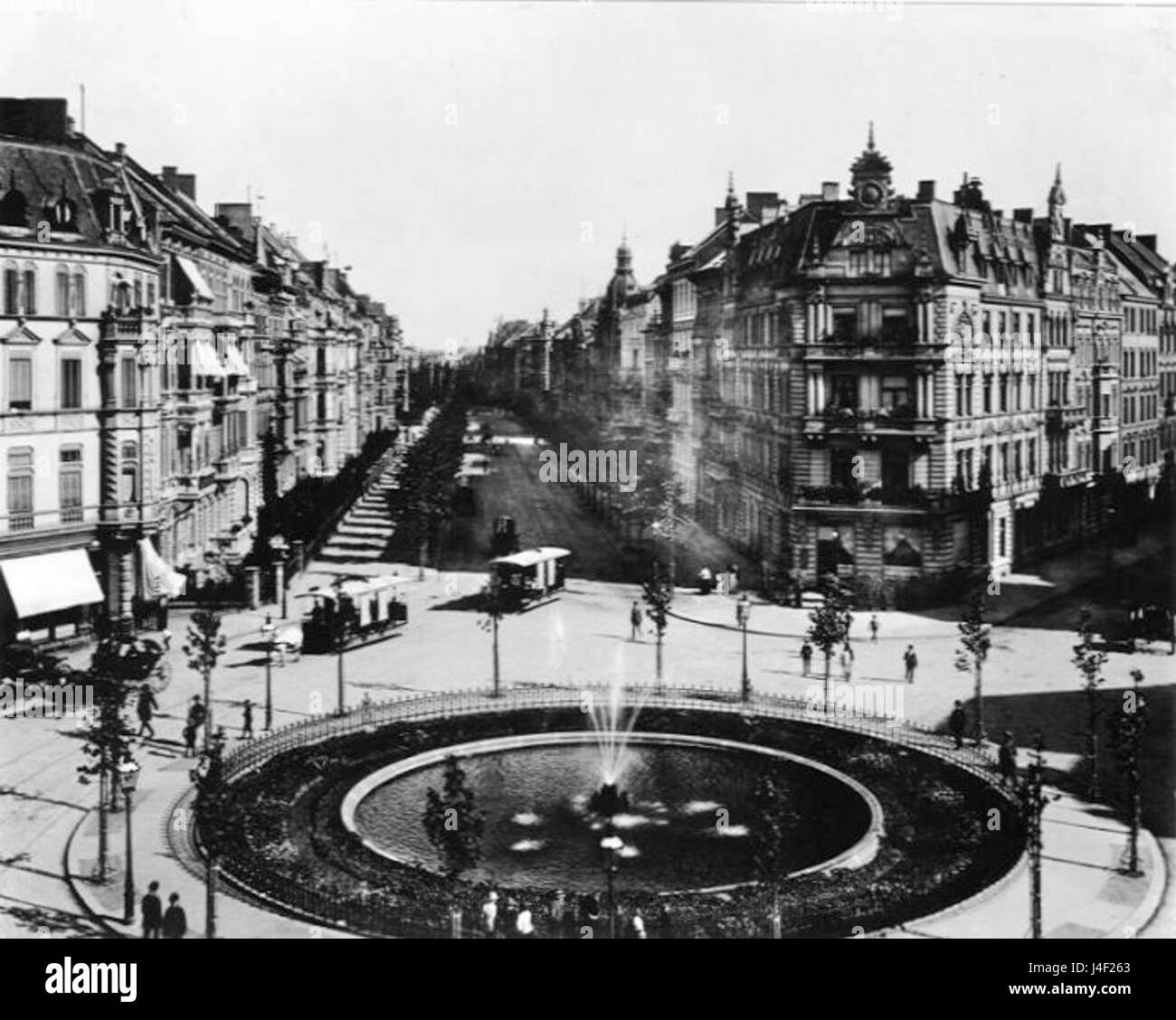 Der Barbarossaplatz in Berlin um 1890 war ein belebtes Gebiet, das die architektonische und städtebauliche Entwicklung der Zeit widerspiegelte. Der nach Friedrich I. Barbarossa benannte Platz war ein Zentrum des öffentlichen Lebens und des Handels und diente als Wahrzeichen der historischen Stadtlandschaft Berlins. Stockfoto