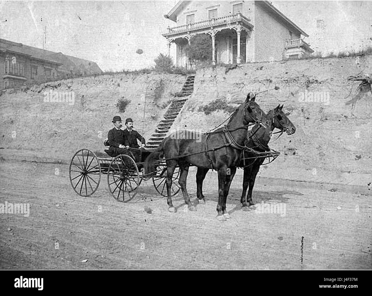 C. T. Conover und S. L. Crawford in Pferd und Kutsche auf der 5th Avenue zwischen Kirsche und Columbia Straßen ca. 1889 Stockfoto