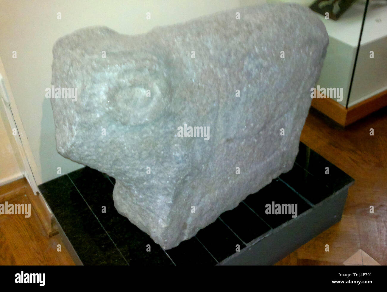 Dieses Bild zeigt einen Steinbock, der im Museum für Geschichte von Aserbaidschan untergebracht ist. Die Skulptur stellt ein historisches Artefakt aus der Region dar, das die Handwerkskunst und Kultur des alten Aserbaidschans zeigt. Stockfoto