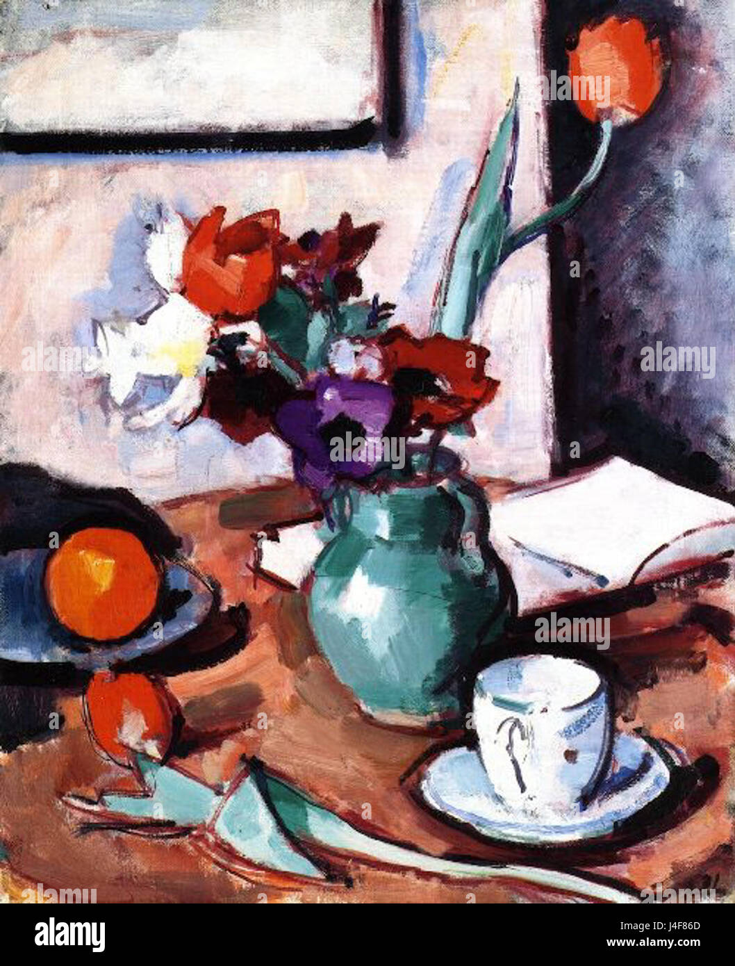 *Flowers in a Green Vase* von Samuel John Peploe zeigt die Meisterschaft des Künstlers in der Stillleben-Malerei und hält lebendige Blumenarrangements in einer unverwechselbaren grünen Vase fest. Das Werk betont den Farb- und Texturreichtum, der für Peploes Stil im frühen 20. Jahrhundert charakteristisch ist. Stockfoto