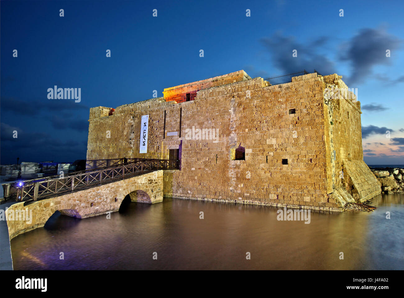 Die Burg von Paphos in der "blauen" Stunde ist Cyprus.Paphos auf der 2 europäischen Hauptstädte der Kultur für das Jahr 2017. Stockfoto