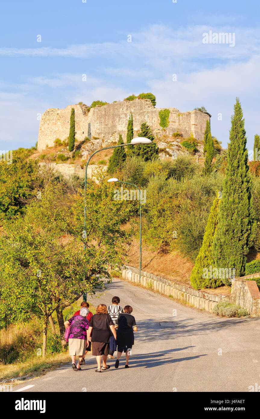 Ältere Damen zusammen nach Hause gehen am Fusse der Rocca Schloss von Tentennano in Castiglione d ' Orcia Stockfoto