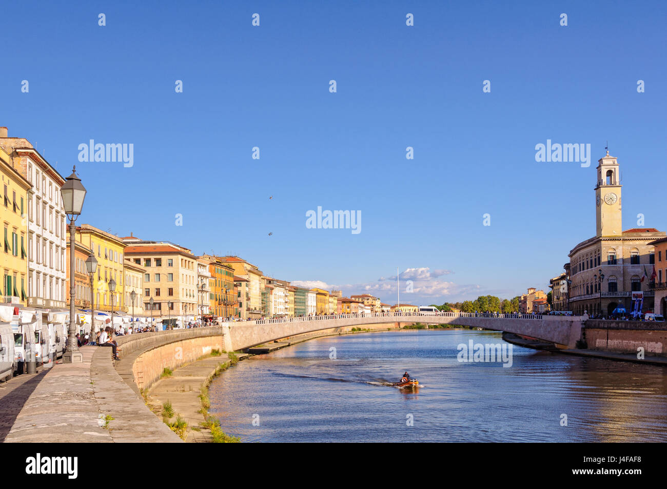 Lungarno Antonio Pacinotti und die historische Brücke Ponte di Mezzo, über die Gezeiten-Fluss Arno in Pisa Stockfoto