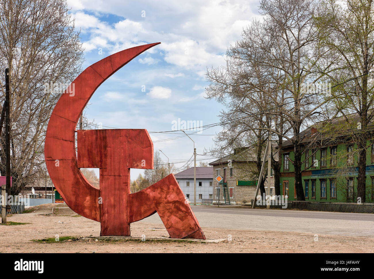 KYREN, Burjatien, Russland - April 30,2017: Kranken und Hammer Denkmal. Symbol für die Einheit der Arbeiter und Bauern. Staatliche Wappen der Sowjetunion und Kommunist Stockfoto