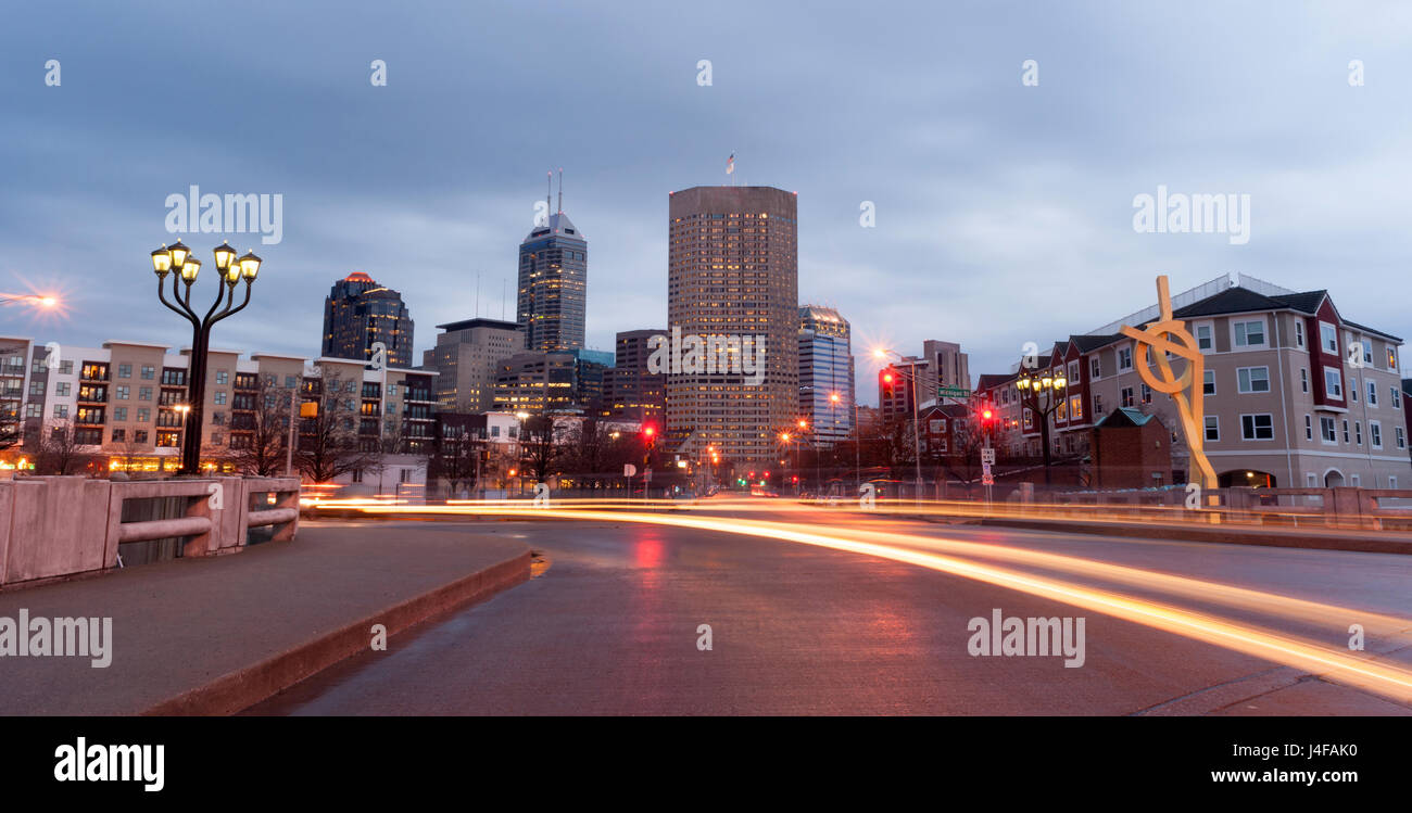 Ein Auto geht in dieser langen Belichtungszeit downtown Indianapolis und ein Gewitter Stockfoto