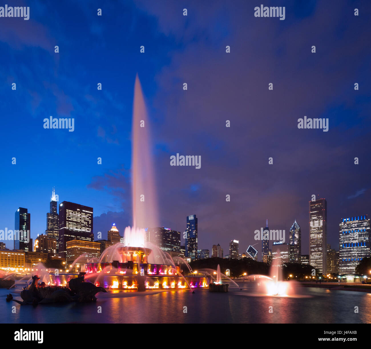 Die spektakuläre Buckingham Fountain in der Nacht, im Sommer, im Grant Park in Chicago, Illinois. Stockfoto