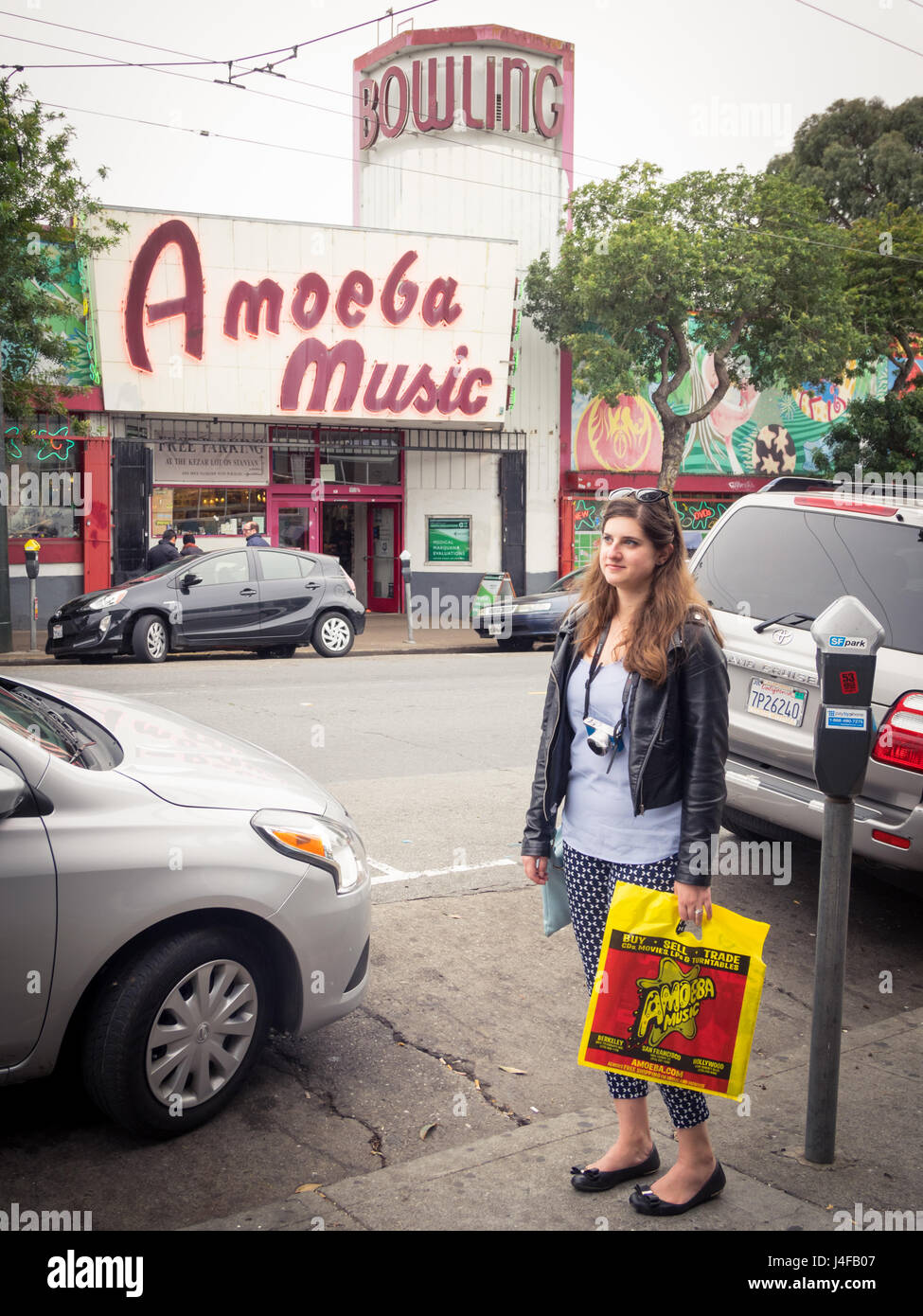 Ein Musik-Fan außerhalb der Amoeba Music (Amoeba Records) Store auf der Haight Street in Haight-Ashbury District von San Francisco, Kalifornien. Stockfoto