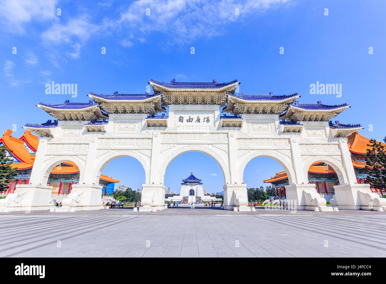 Torbogen von Chiang Kai Shek Memorial Hall, Tapiei, Taiwan. Die Bedeutung des chinesischen Textes auf den Torbogen ist "Platz der Freiheit". Stockfoto