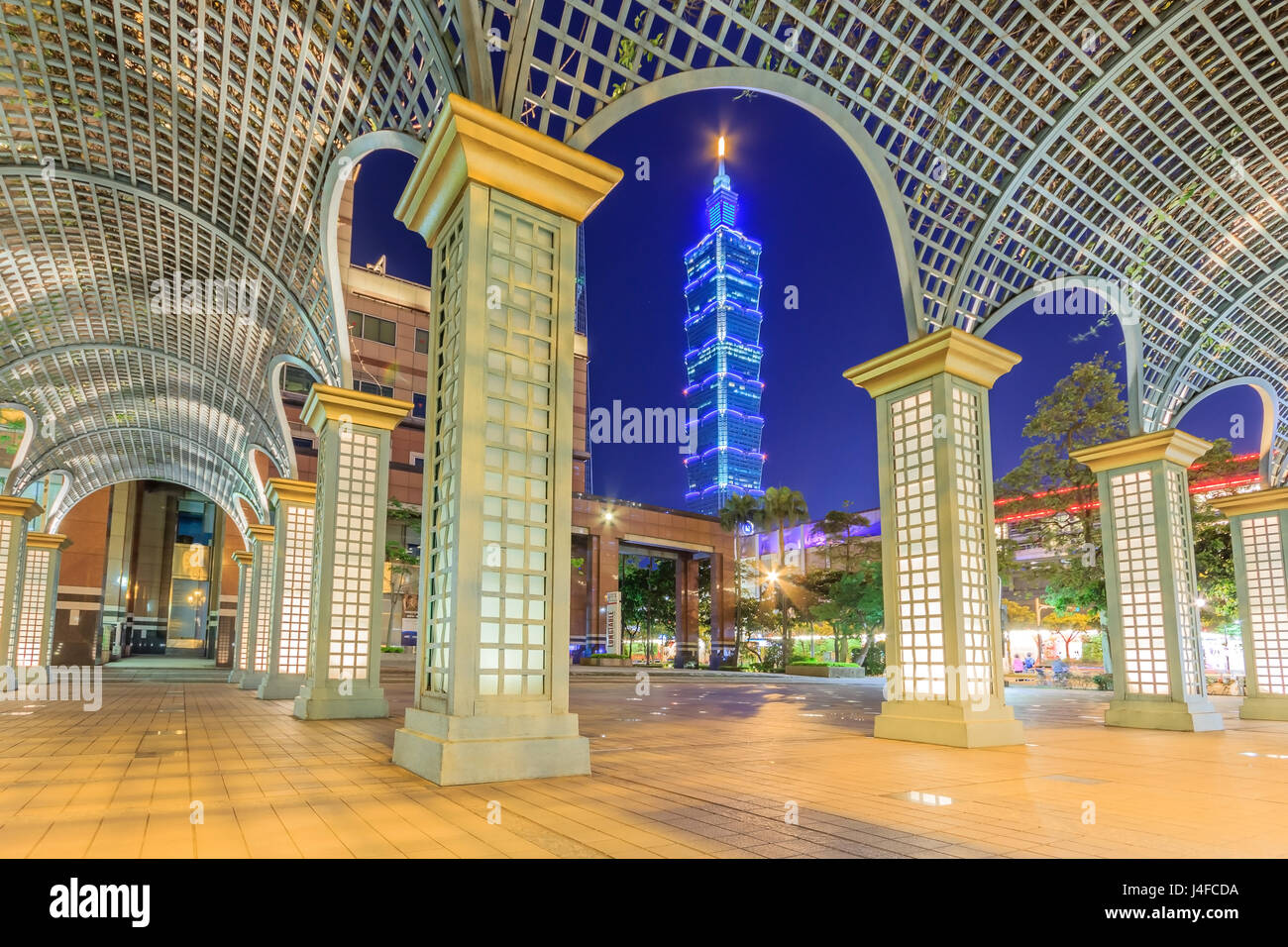 Taipei 101 in Xinyi Bankenviertel in der Abenddämmerung, Taipei, Taiwan Stockfoto