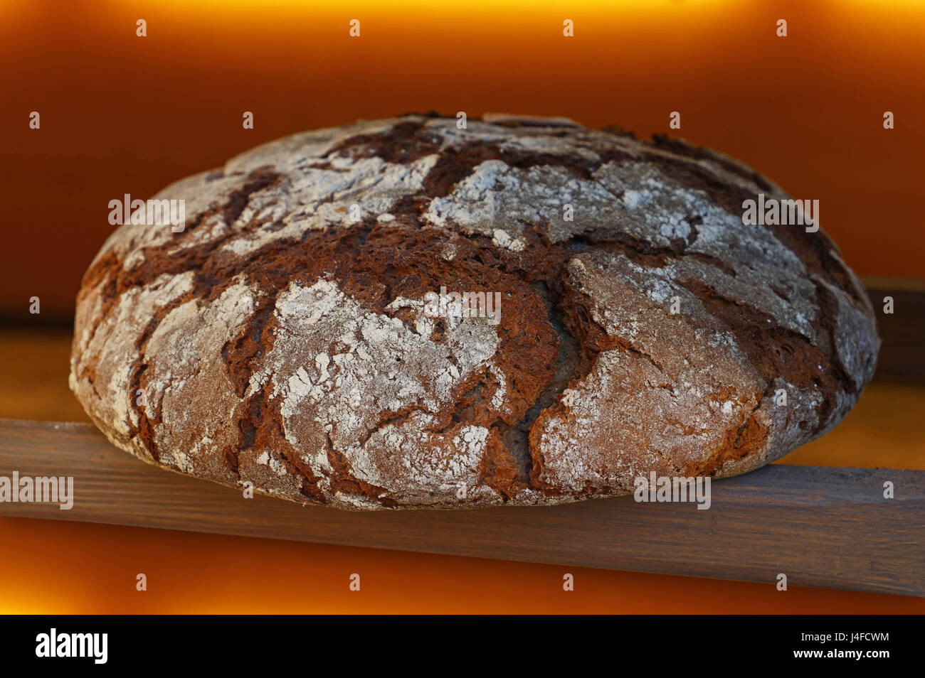 Ganze Runde Laib Roggenbrot frische Artisan schwarz mit braunen Kruste, frisch aus dem Ofen, Nahaufnahme, hoher Winkel Stockfoto