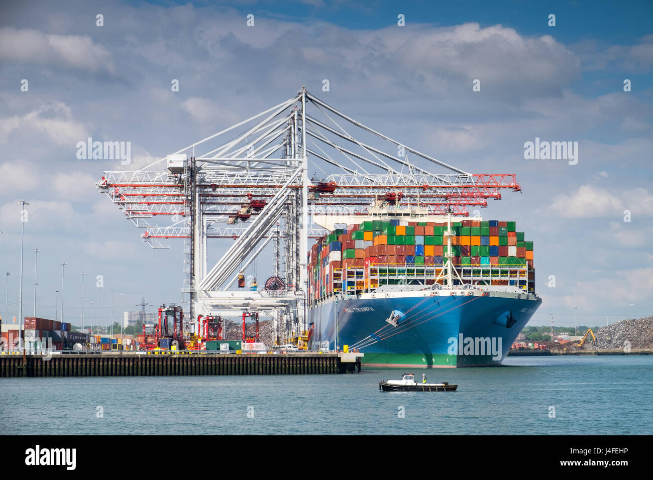 Containerschiff MOL Triumph bei DP World Container-Hafen Southampton Docks. MOL-Triumph ist eines der größten Containerschiffe der Welt Stockfoto