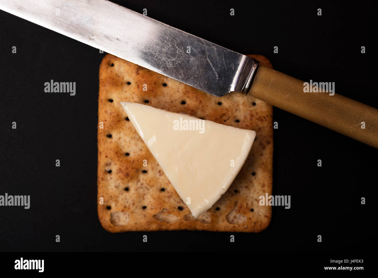 Käseecke auf cracker Stockfoto