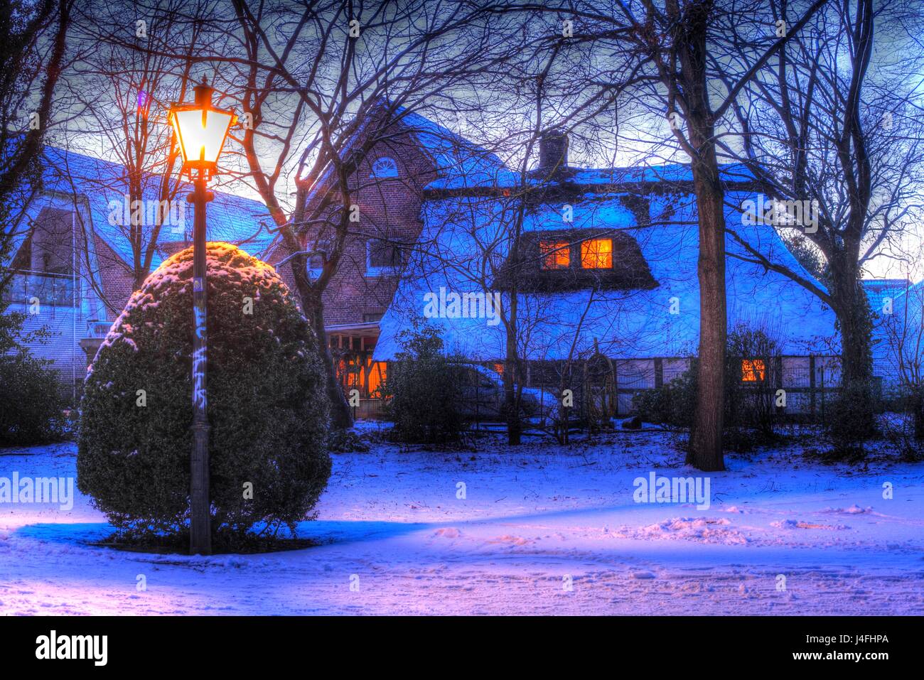 Haus in Bremen-Borgfeld Im Winter Mit Schnee Bei Abenddaemmerung, Bremen, Deutschland, Europa Haus I in Bremen - Borgfeld im Winter in der Abenddämmerung, Bremen Stockfoto