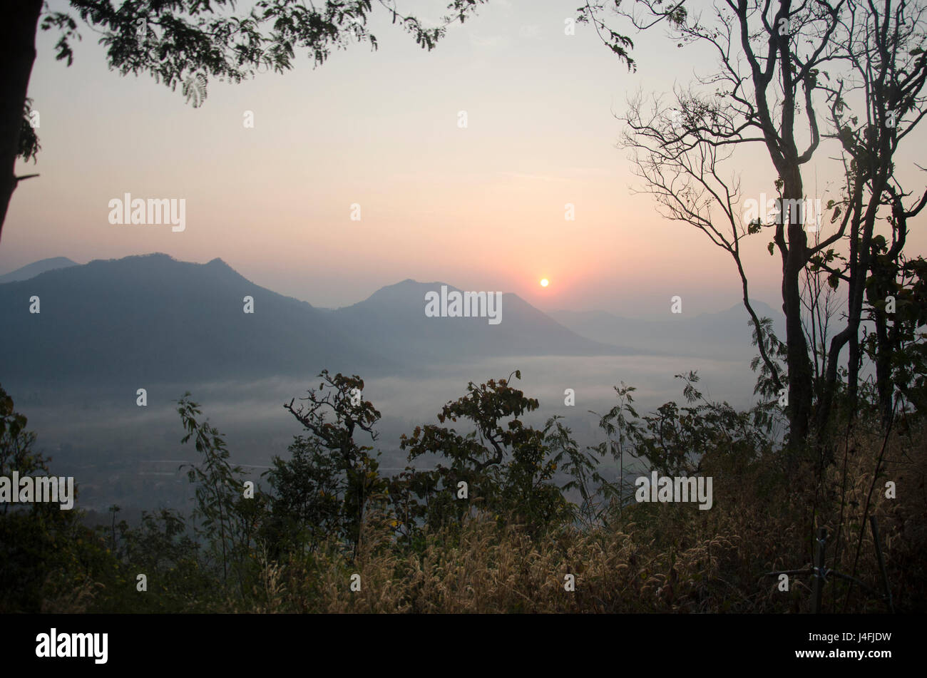 VEW Phu Tok Berg mit Nebel und Sonne am Aussichtspunkt in der Morgen- und Sonnenaufgang Zeit im Chiang Khan in Loei, Thailand. Stockfoto