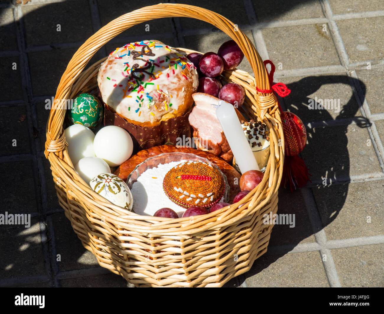 Ein Zuckerrohr-Korb gefüllt mit Ostern Angebote von Eiern und Kuchen, das Russisch-orthodoxe Osterfest zu feiern. Stockfoto