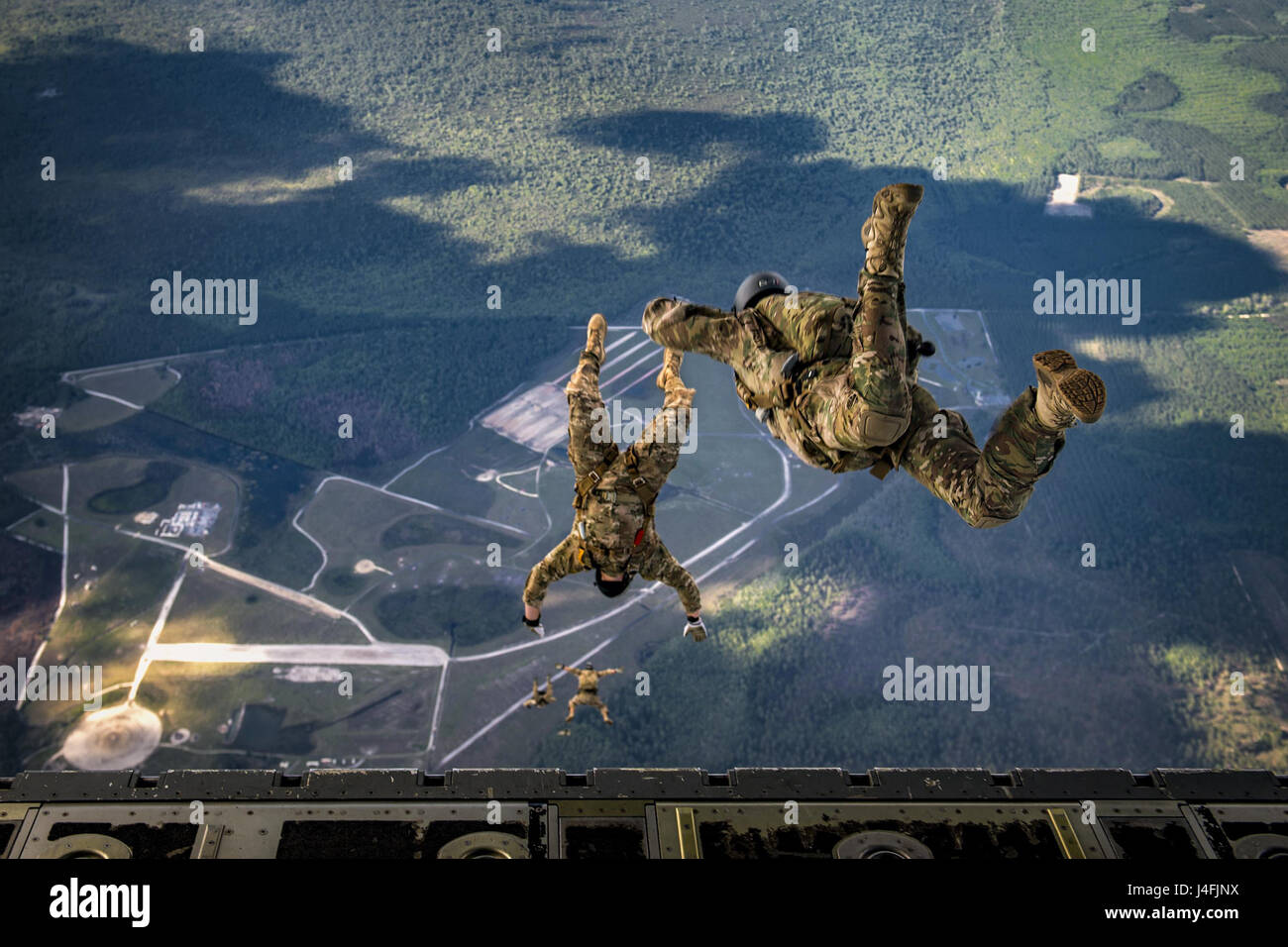 Airmen, Pararescuemen, die qualifizierte Experten in Luft-und militärischen freien Fall Operationen während Fallschirmtraining sind Stockfoto