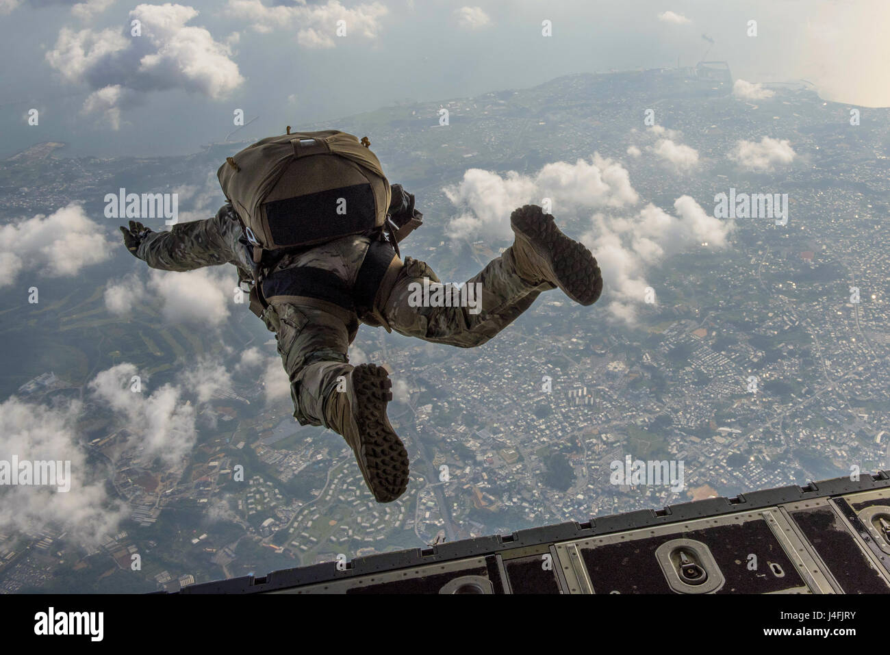 USAF, USA Mitglieder halten Sprung-Fähigkeiten. Flieger führen einen Höhensprung mit niedrigem Sprungöffnen (HALO) durch Stockfoto