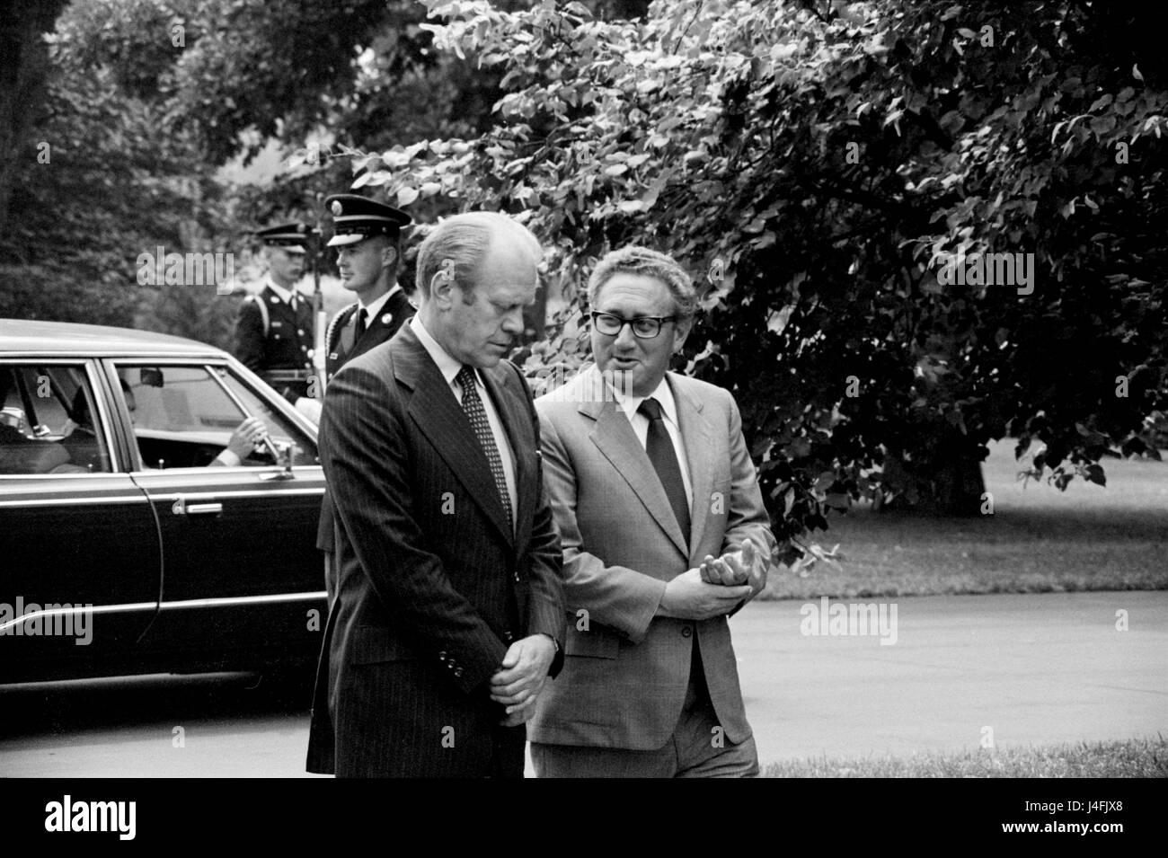 Ford und Kissinger unterhalten, wegen des weißen Hauses, 1974 Stockfoto