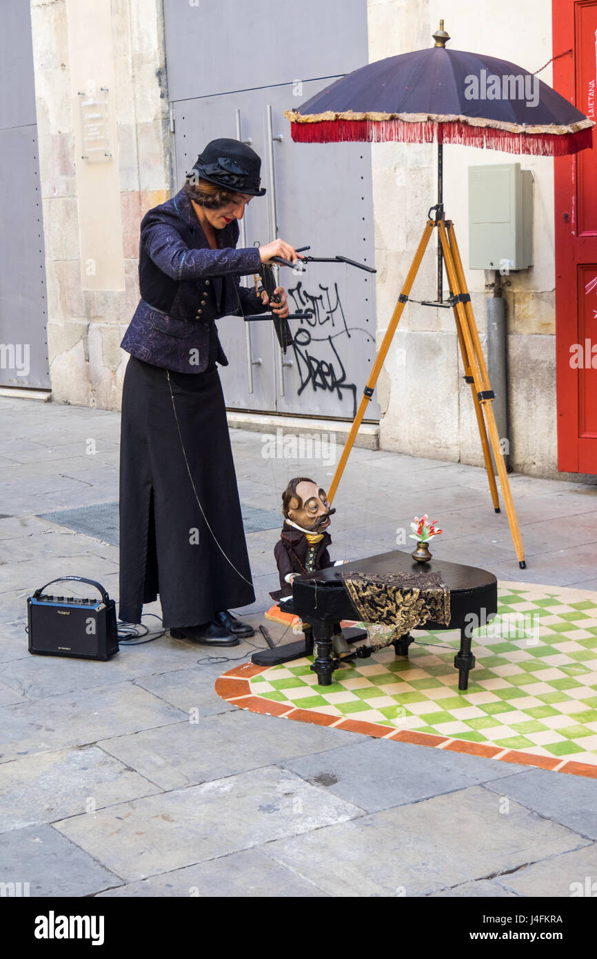 Eine weibliche Puppenspieler und Marionettentheater Durchführung Straßentheater in beteht del Born, Barcelona, Spanien. Stockfoto