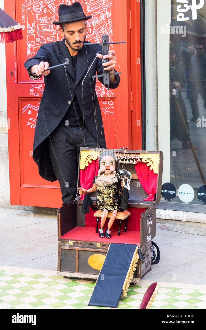 Ein Puppenspieler und Marionettentheater Durchführung Straßentheater in beteht del Born, Barcelona, Spanien. Stockfoto