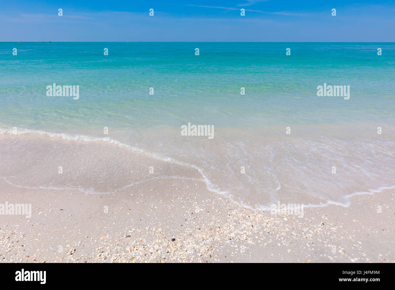 Strand mit ruhigem klaren Aqua marine Wasser des Golf von Mexiko von Gasparilla Island in Florida Stockfoto