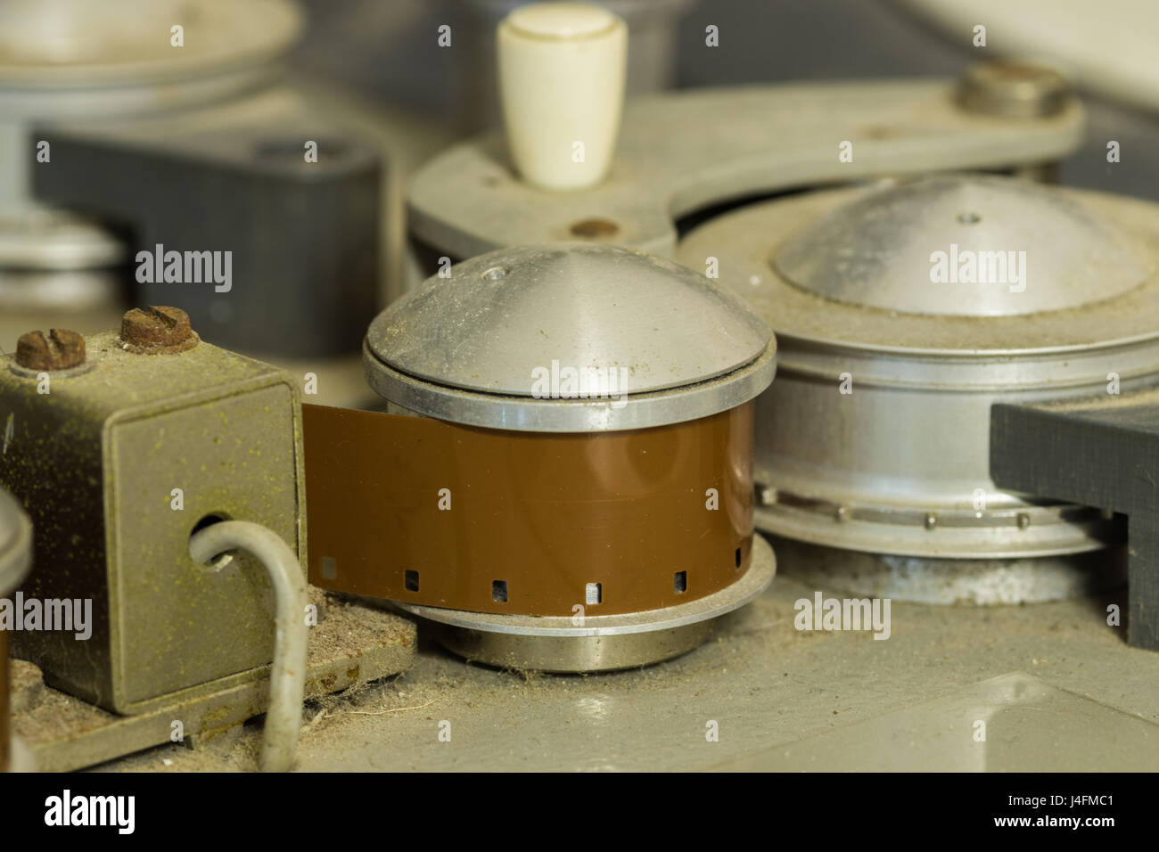 Nähe alte audio-Kassette auf eine alte audio-Player anschauen. Stockfoto