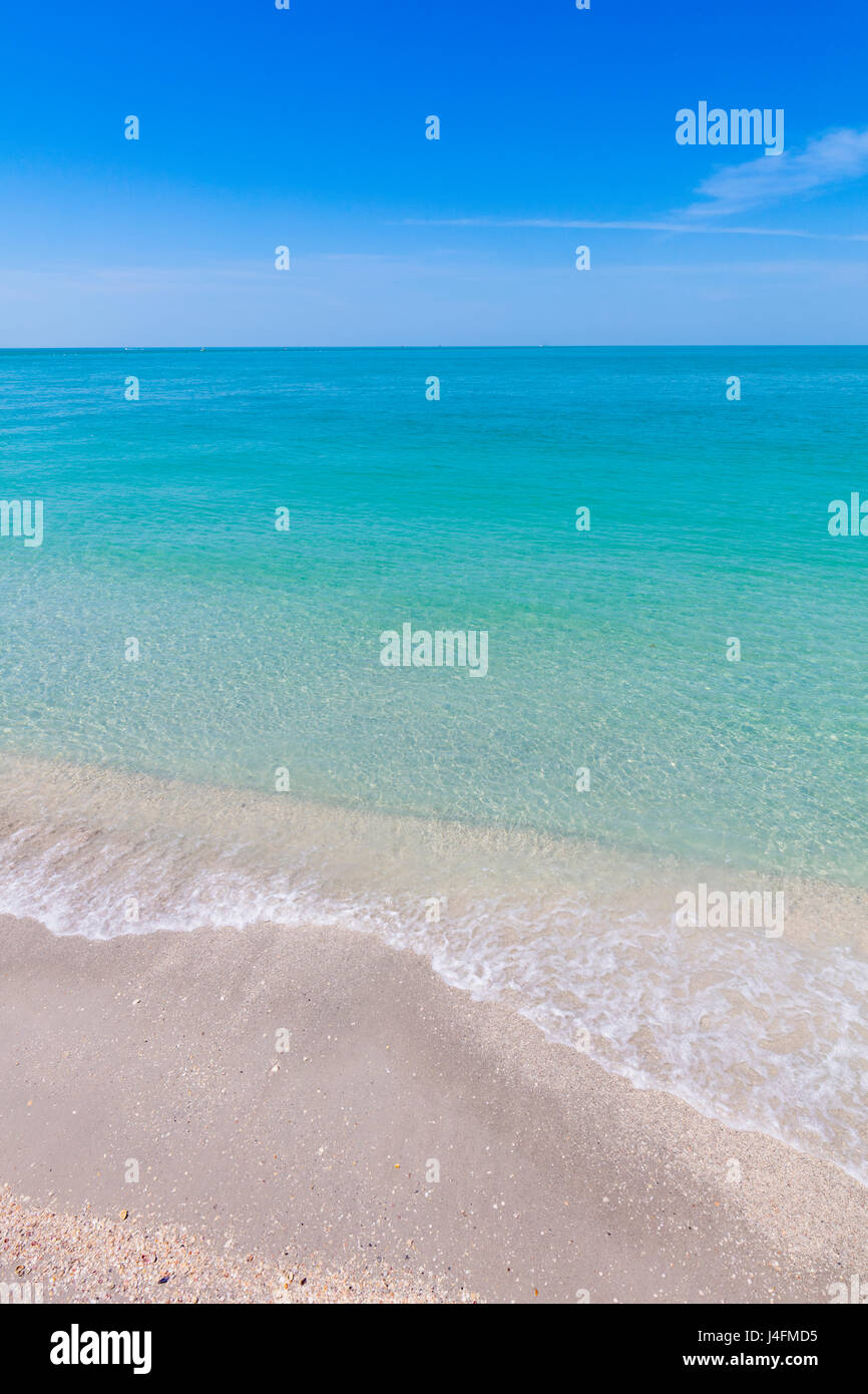 Strand mit ruhigem klaren Aqua marine Wasser des Golf von Mexiko von Gasparilla Island in Florida Stockfoto